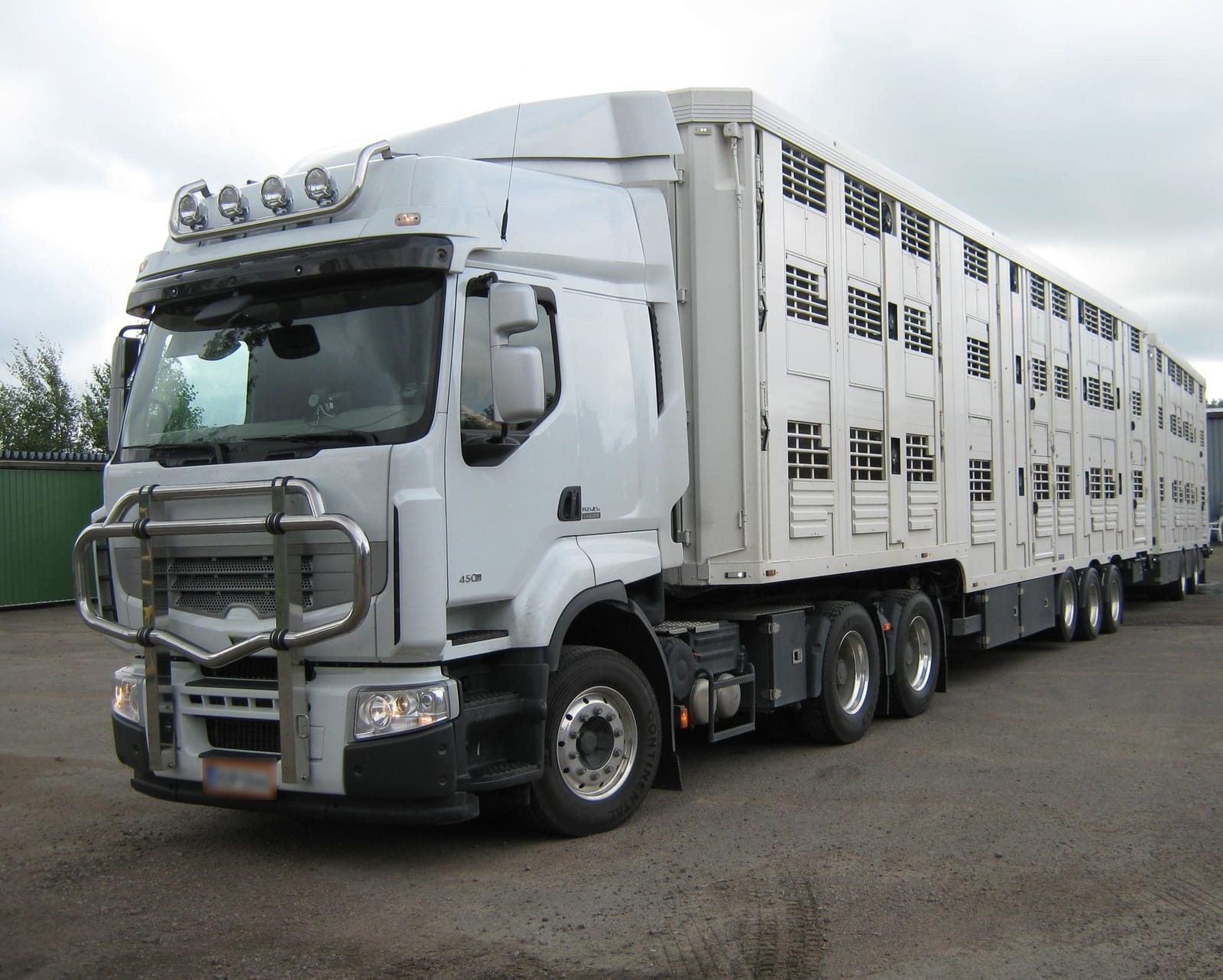 Three-deck livestock truck